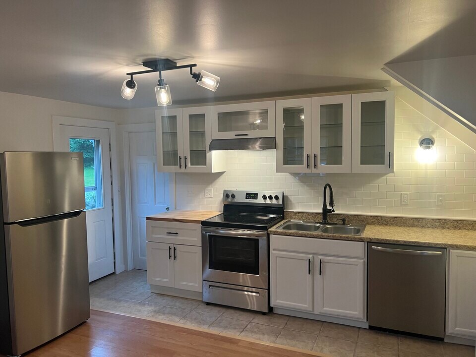 334 Brook St in Groton, CT - Building Photo
