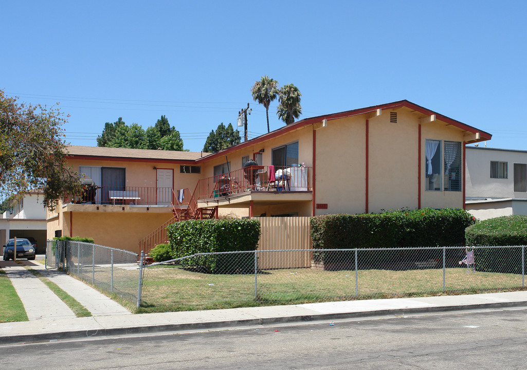 2117 Mariposa St in Oxnard, CA - Foto de edificio