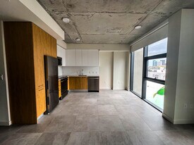 243 NW 32nd St, Unit S1 in Miami, FL - Building Photo