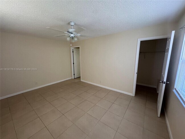 1325 SE 22nd Ave-Unit -1 in Pompano Beach, FL - Foto de edificio - Building Photo