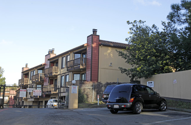 Vermont Hills Apartments in Hayward, CA - Building Photo - Building Photo