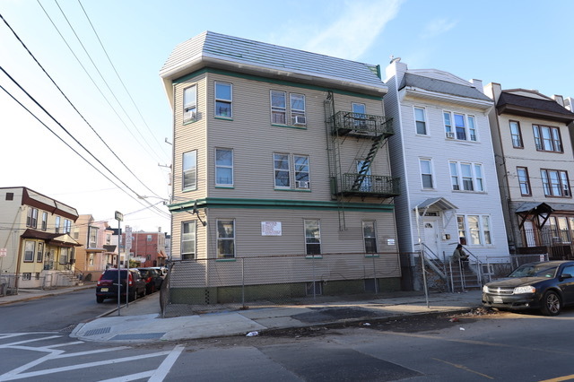 412 Woodside Ave in Newark, NJ - Building Photo