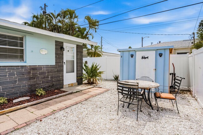 263 148th Ave, Unit 1 in Madeira Beach, FL - Foto de edificio - Building Photo