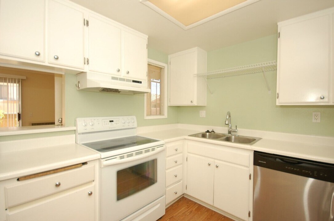 215 Woodland Pkwy in San Marcos, CA - Building Photo