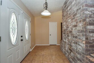 8515 Riverside Walk Ln in Houston, TX - Foto de edificio - Building Photo