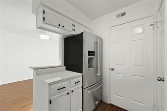 9524 Military Pkwy in Dallas, TX - Foto de edificio - Building Photo