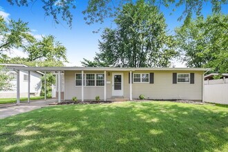 2325 Flamingo Dr in Florissant, MO - Foto de edificio - Building Photo