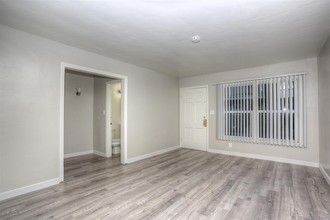 2076 Magnolia Ave in Long Beach, CA - Building Photo - Interior Photo