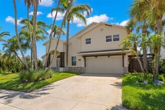819 Bay Esplanade in Clearwater, FL - Building Photo - Building Photo