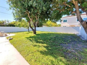 140 Iroquois St in Miami Springs, FL - Building Photo - Building Photo