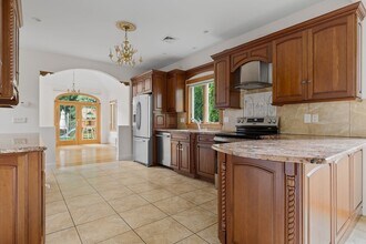 24 Carthay Cir in Newton, MA - Building Photo - Building Photo
