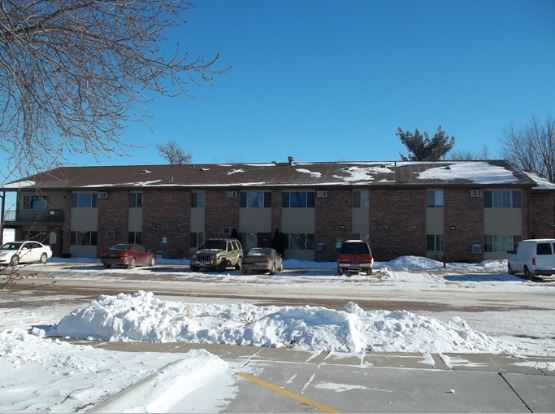 108 S Poplar St in Lennox, SD - Building Photo