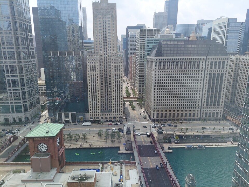 345 N La Salle Dr, Unit 3305 in Chicago, IL - Foto de edificio