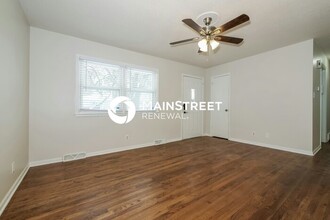 100 Woodland Rd in Lansing, KS - Foto de edificio - Building Photo