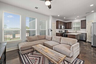 2813 Stock Dr in Austin, TX - Foto de edificio - Building Photo
