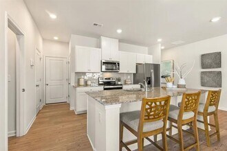 5109 Sidney Sq Dr in Flowery Branch, GA - Foto de edificio - Building Photo