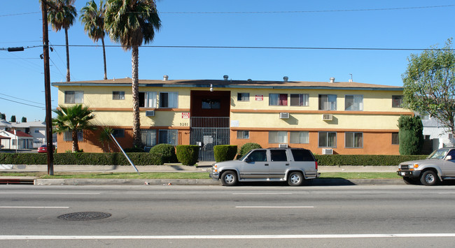 The Newport Apartments in San Fernando, CA - Foto de edificio - Building Photo