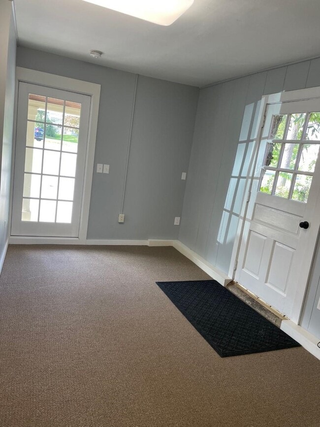 9 Newport Rd in New London, NH - Building Photo - Building Photo