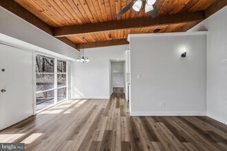 7758 Donnybrook Ct, Unit 201 in Annandale, VA - Building Photo - Building Photo