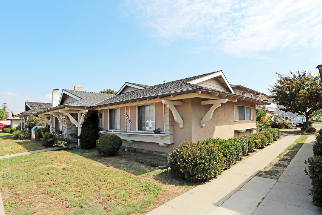 16632 Bartlett Ln in Huntington Beach, CA - Building Photo