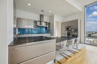 2727 Kirby Dr in Houston, TX - Building Photo - Building Photo