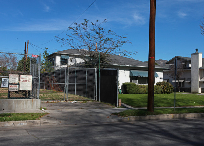 1105 W Clark Ave in Burbank, CA - Foto de edificio - Building Photo