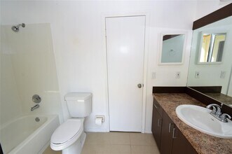 8592 NW 7th St in Coral Springs, FL - Building Photo - Building Photo