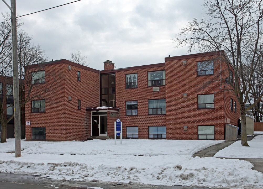 305 Saguenay Ave in Oshawa, ON - Building Photo