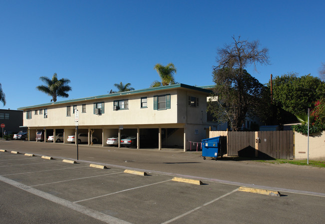 Albert's College Apartments in San Diego, CA - Foto de edificio - Building Photo