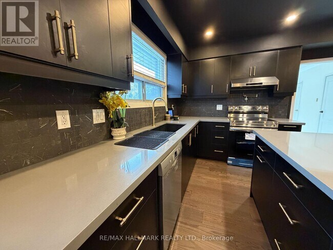 14 Alphonse Crescent in Mississauga, ON - Building Photo - Building Photo