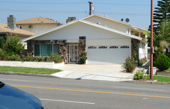 718 E Olive Ave in Burbank, CA - Foto de edificio - Building Photo