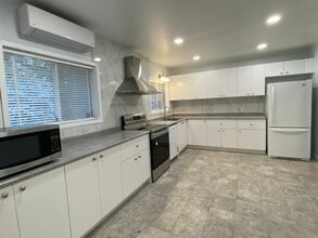 1115 Spruston Rd in Nanaimo, BC - Building Photo - Building Photo