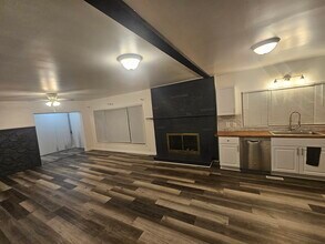 37252 Jefferson Ave, Unit 1 in Harrison Township, MI - Foto de edificio - Building Photo