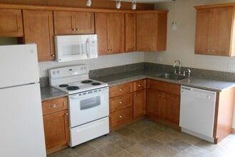 Village Park Apartments in Springfield, OR - Foto de edificio - Building Photo