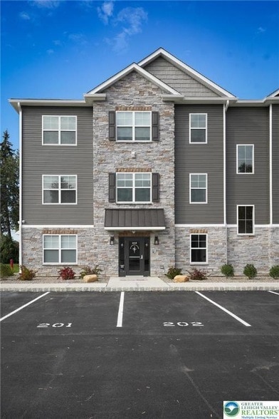 1210 Eaton Ave, Unit 203 in Bethlehem, PA - Foto de edificio - Building Photo