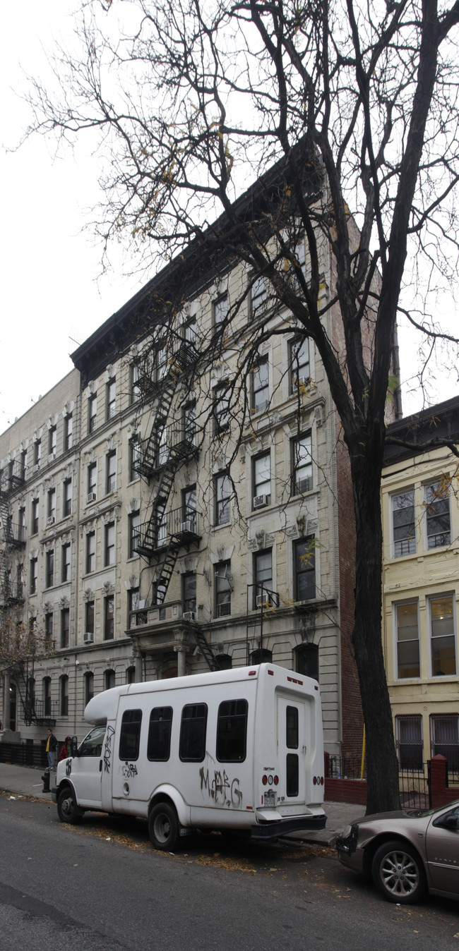 161 Vernon Ave in Brooklyn, NY - Foto de edificio - Building Photo