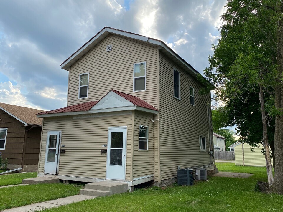 1221 8th St S, Unit 1221 in La crosse, WI - Building Photo