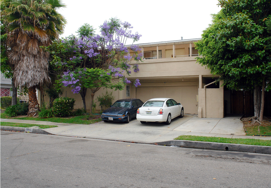 11982 Cedar Ave in Hawthorne, CA - Building Photo