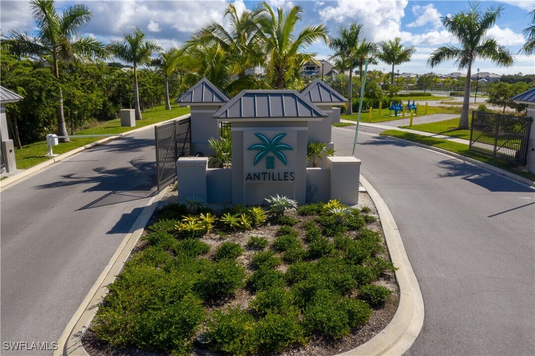 163 Indies Dr E in Naples, FL - Building Photo