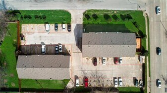 106 E Cedar St in Arlington, TX - Building Photo