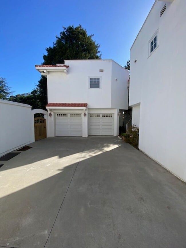 794 Lighthouse Ave in Pacific Grove, CA - Foto de edificio - Building Photo