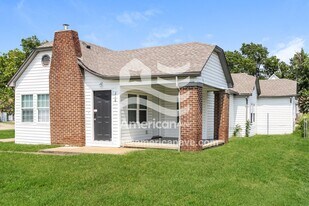 210 E Will Rogers Blvd in Claremore, OK - Building Photo