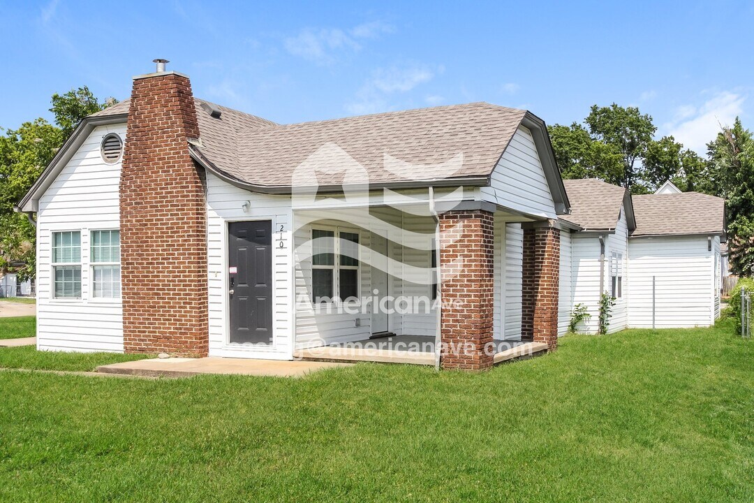 210 E Will Rogers Blvd in Claremore, OK - Foto de edificio