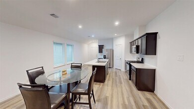 1910 Legacy Hills Dr in Houston, TX - Building Photo - Building Photo