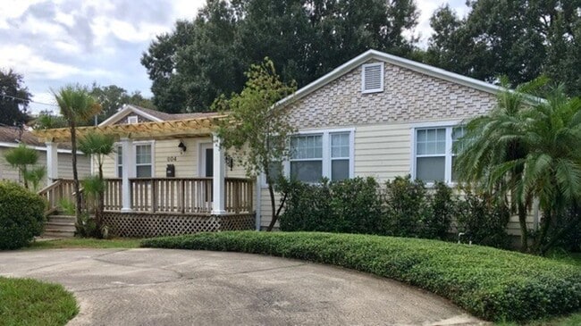 property at 804 W Woodlawn Ave