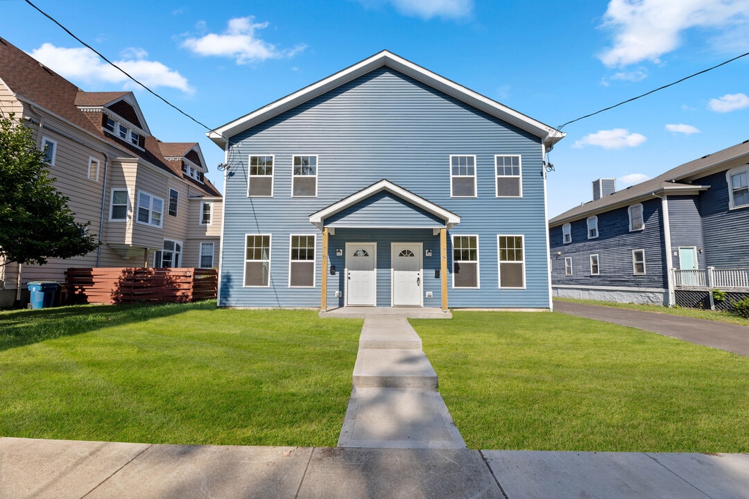 76 N 4th St in Aurora, IL - Building Photo
