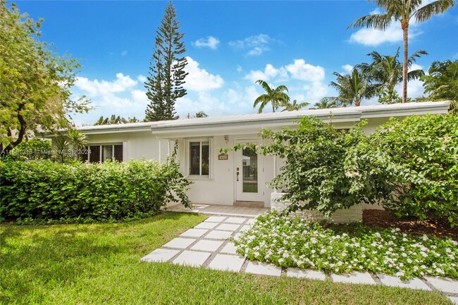 442 Warren Ln in Key Biscayne, FL - Building Photo - Building Photo