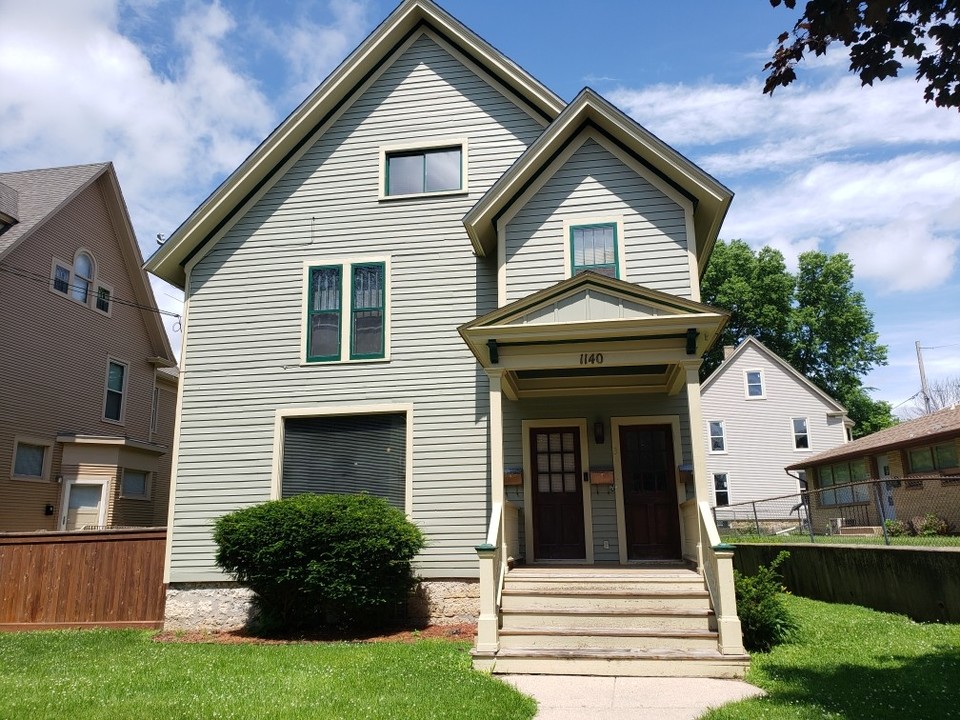 1140 N Church St in Rockford, IL - Foto de edificio