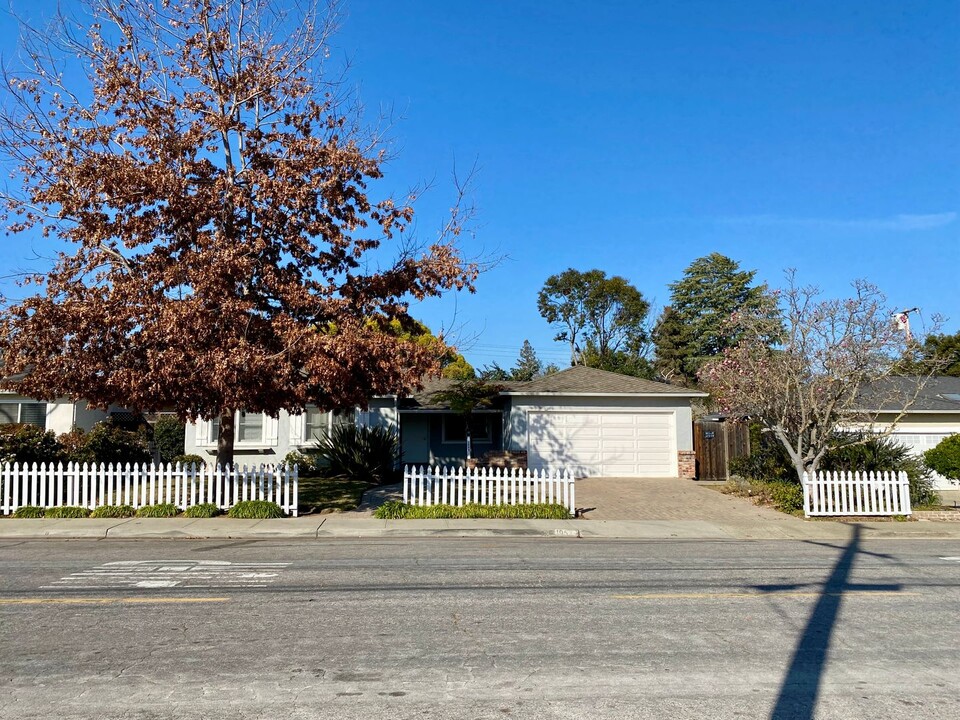 1052 Clark Ave in Mountain View, CA - Foto de edificio