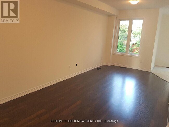 38 Greenwood Dr in Essa, ON - Building Photo - Building Photo